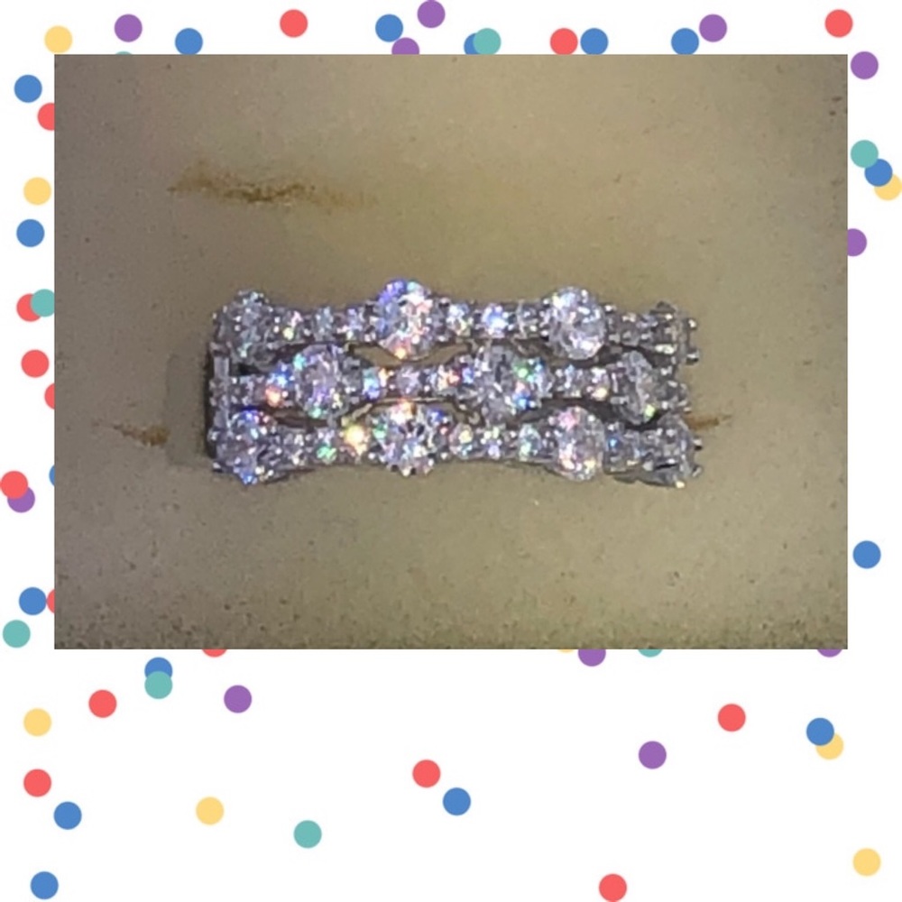 AMAZING SWAROVSKI STONE RING, WITH SPARKLING COLOR & CLASSIC STYLE!